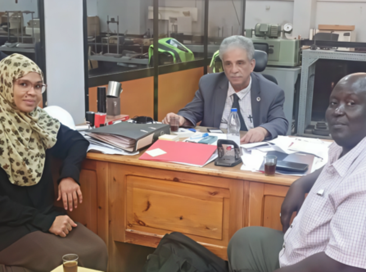 عميد الهندسة يقف على سير التجارب المعملية